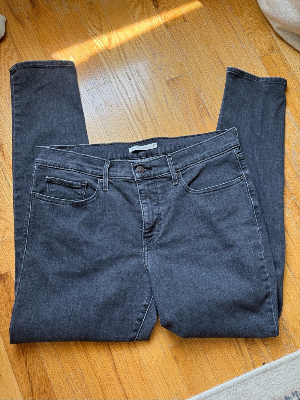 Levi’s 311 Shaping Skinny Jeans Womens Size 32 Black Stretch Denim
